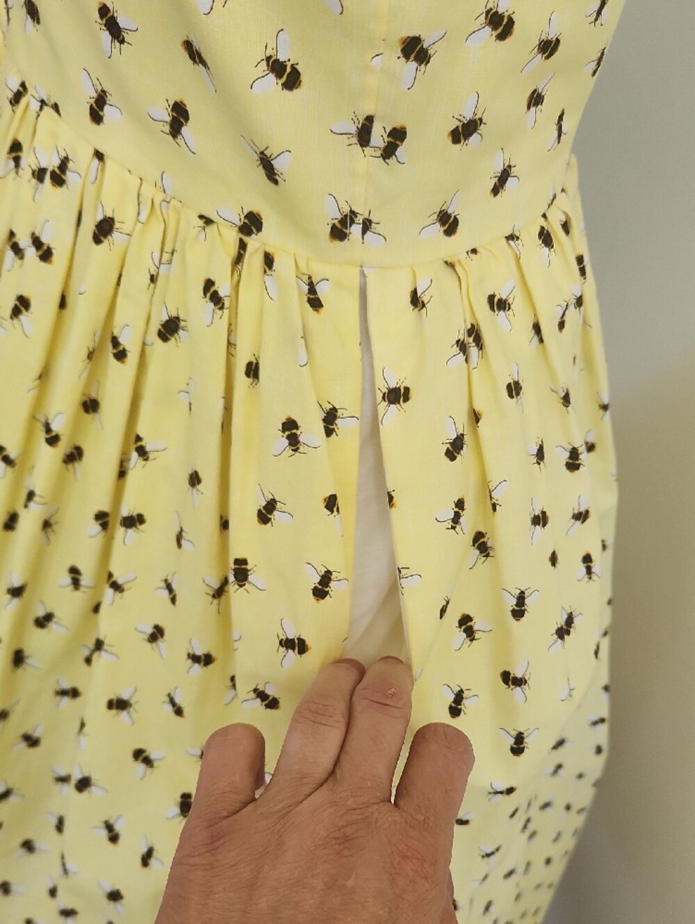 🐝 Yellow Tie-Shoulder Sundress with Bee Print SZ S/M - Picture 4 of 12